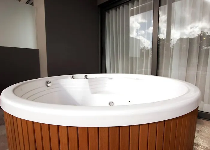 2022 Modern Steps To The Ocean W/ Hot Tub 4*
